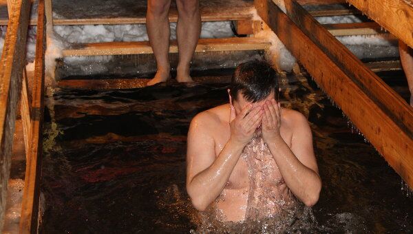Более 90 тысяч москвичей искупались в ночь на Крещение