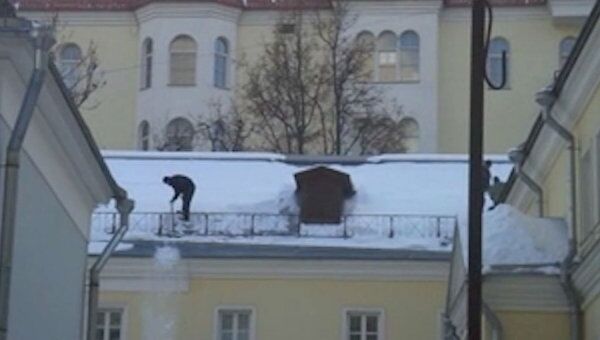 Угроза с воздуха: в Москве ведется уборка крыш от снега и наледи