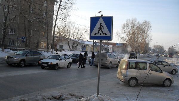 Два автомобиля не поделили дорогу на переходе в центре Бердска