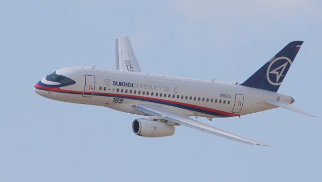 Самолет Сухой Суперджет-100 (Sukhoi Superjet 100) на открытии Международного авиационно-космического салона МАКС-2009.