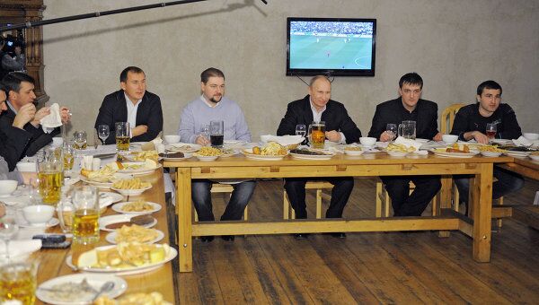 Премьер-министр РФ В.Путин провел неформальную встречу с футбольными болельщиками