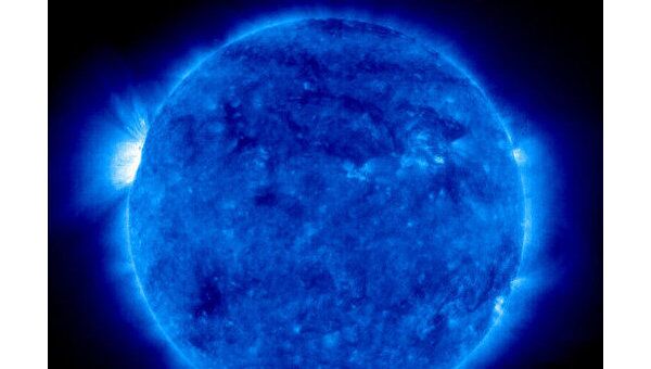 Солнце по данным спутника SOHO, слева видна яркая активная область