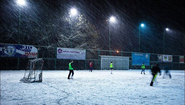 Футбольный матч под снегом в Севастополе 