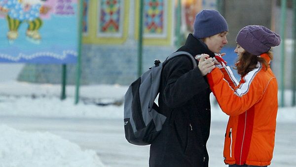 Больше половины россиян верят в любовь с первого взгляда - опрос