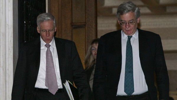 Сопредседатели комитета кредиторов Чарльз Даллара и Жан Лемьер покидают резиденцию греческого премьера