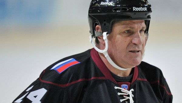 Нападающий команды Фетисова Сергей Макаров в матче легенд латвийского и российского хоккея