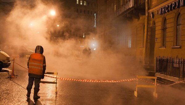 Прорыв труб привел к затоплению улицы в Петербурге