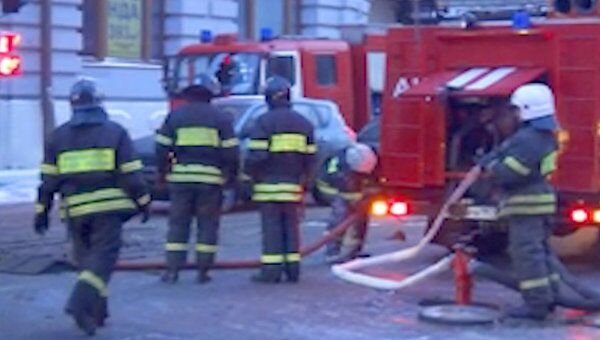 Закрытое на ремонт здание загорелось в центре Москвы