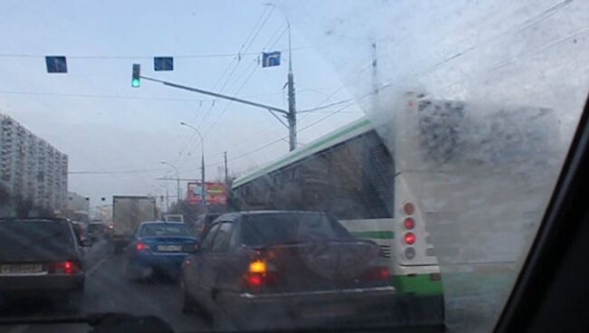 Рейсовый автобус попал в аварию на юге Москвы