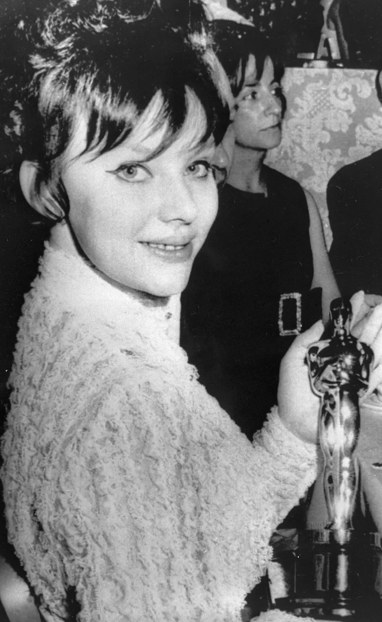 Артистка Людмила Савельева с премией Оскар Артистка Людмила Савельева с премией Оскар