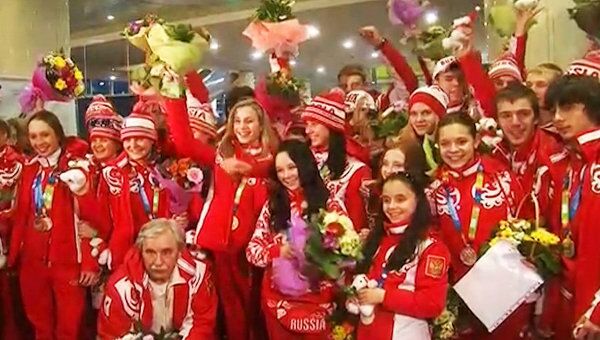 Молодежную сборную России в аэропорту встретили с цветами и флагами
