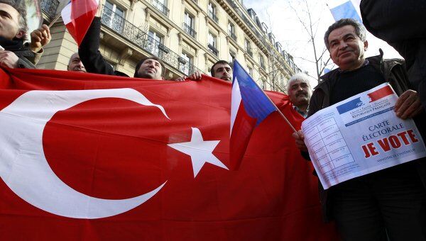 Флаг Турции у здания французского Сената в Париже