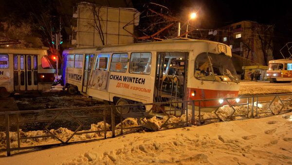 Трамвай сошел с рельсов в Самаре, столкнувшись с КАМАЗом