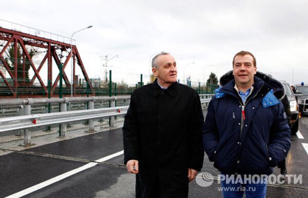 Д.Медведев посетил новый пункт пропуска на границе РФ и Абхазии