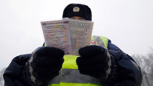 Работа сотрудников дорожно-патрульной службы ГИБДД. Архив