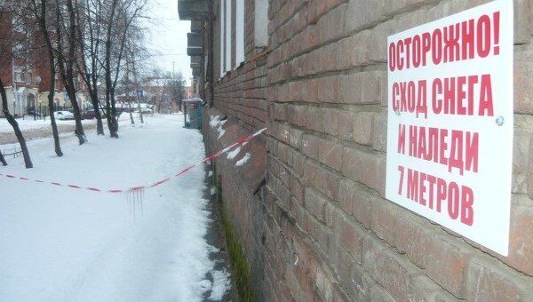Коммунальщики в Иванове и Иркутске не пускают пешеходов на тротуары