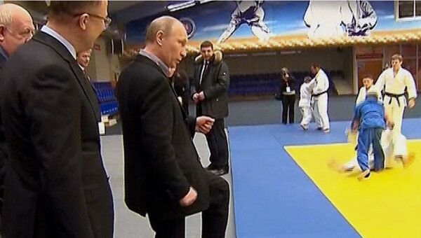 Путин показал юному дзюдоисту правильные подсечку и бросок