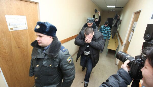 Участковый уполномоченный Денис Иванов (слева) взят под стражу по решению Невского районного суда Санкт-Петербурга. Полицейский подозревается в избиении задержанного за грабеж подростка, который затем скончался по пути в больницу