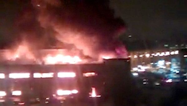 Огонь полностью охватил склад в Петербурге. Видео очевидца