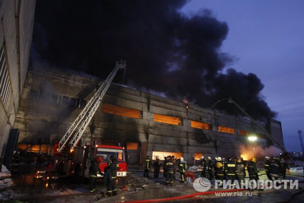 Пожар на территории предприятиия Знамя Труда в Петербурге