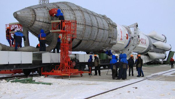 Подготовка к пуску ракеты Протон-М со спутником SES-4 (NSS-14). Архив