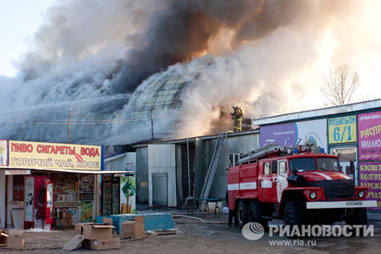 Пожар на Демском рынке в Уфе