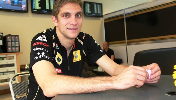 Российский гонщик Петров будет тест-пилотом Pirelli в 2012 году
