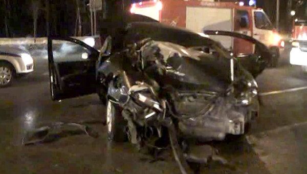 Машина влетела в столб на Можайском шоссе в Москве. Видео с места ДТП