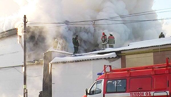 Клубы белого дыма поднимались над горящими складами с алкоголем в Ижевске