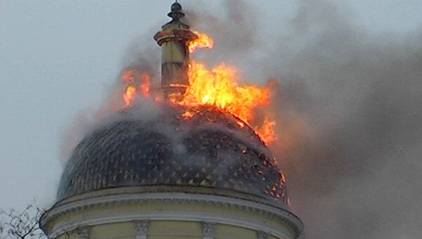 Пожар в считанные минуты уничтожил купол старинного собора