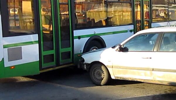 Volkswagen Passat врезался в рейсовый автобус на востоке Москвы