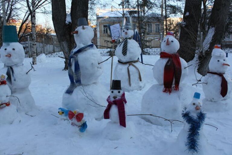 В вологодском дворе появилось семейство снеговиков