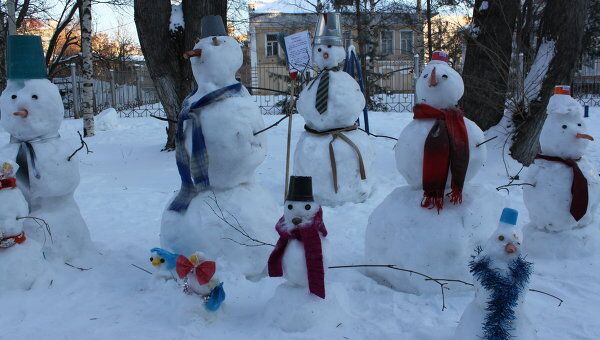 В вологодском дворе появилось семейство снеговиков