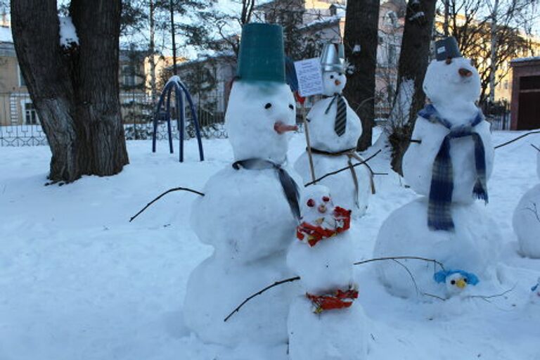 В вологодском дворе появилось семейство снеговиков