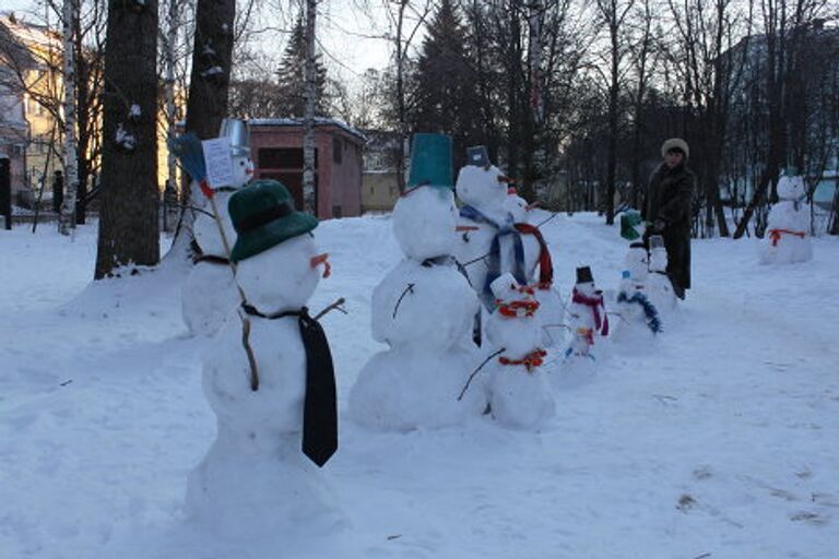 В вологодском дворе появилось семейство снеговиков