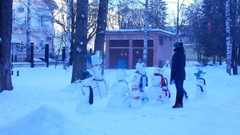 В вологодском дворе появилось семейство снеговиков