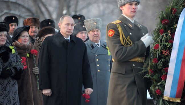 Премьер-министр РФ В.Путин на церемонии возложения венка к монументу Мать-Родина в Санкт-Петербурге