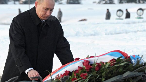 Премьер-министр РФ В.Путин на церемонии возложения венка к монументу Мать-Родина в Санкт-Петербурге