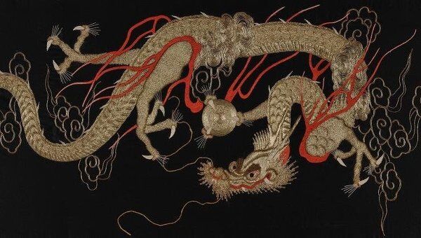 Панно Дракон. Япония, XIX в. Атлас, золотая и цветная шелковая нить.  Вышивка