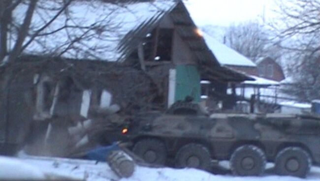 БТР протаранил дом с боевиками в ходе спецоперации ФСБ 