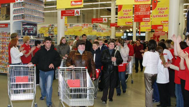 Покупатели в новом торговом центре Ашан. Архив