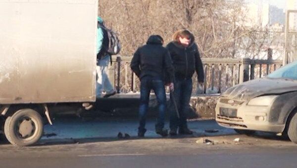 Пять автомобилей столкнулись на мосту на севере Москвы