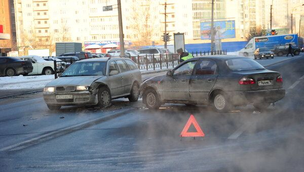 Две иномарки столкнулись на скользкой дороге в Петербурге