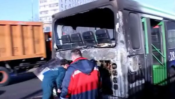 Автобус с пассажирами загорелся на МКАД. Видео с места ЧП 