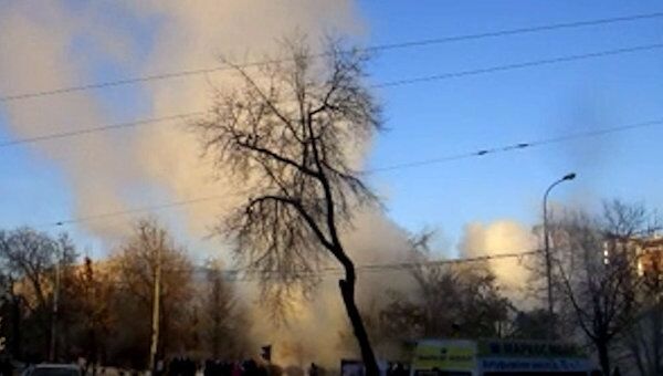 Многометровый фонтан бъет из прорвавшейся трубы на северо-западе Москвы