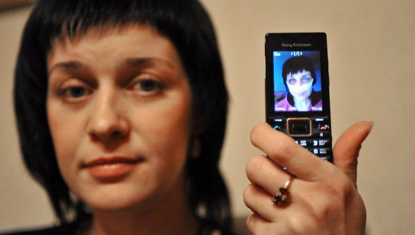 Наталья Корякина с фотографией после избиения Олегом