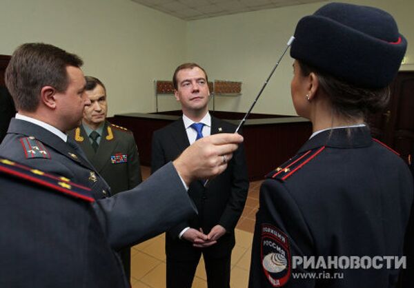 Президент РФ Д.Медведев осмотрел новую форму полиции в Главном управлении МВД РФ по Московской области
