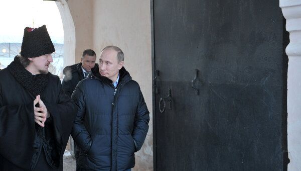 Премьер-министр РФ В.Путин побывал в тихвинском Богородичном Успенском монастыре в Ленинградской области