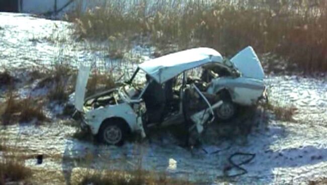 Поезд на полной скорости сбил Жигули в Дагестане. Видео с места ЧП 