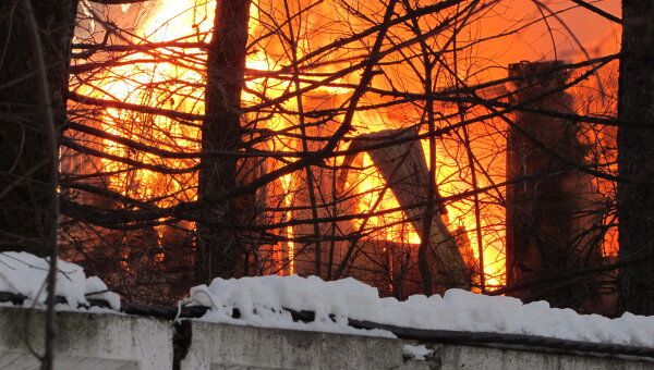 Бытовки горят возле жилых домов на юге Москвы